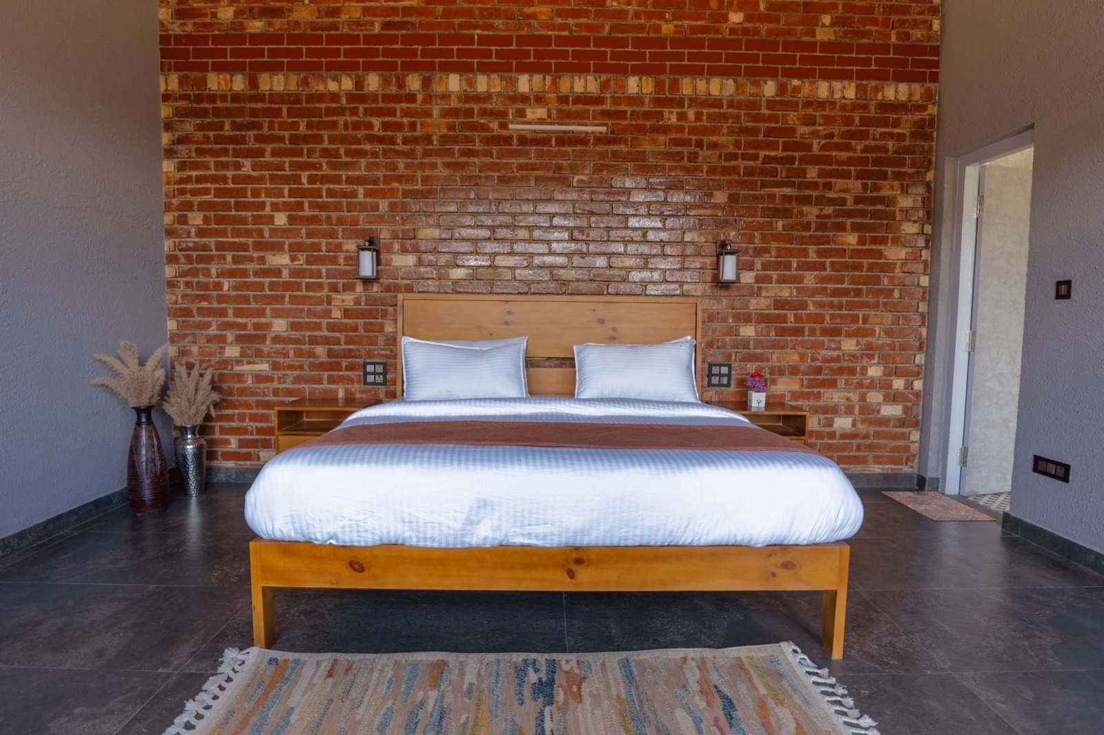 Vilasita luxury cottage with exposed brick wall